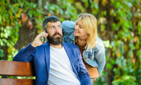 恋爱关系浪漫感情.浪漫的概念.男人等女朋友公园最好的地方浪漫约会.