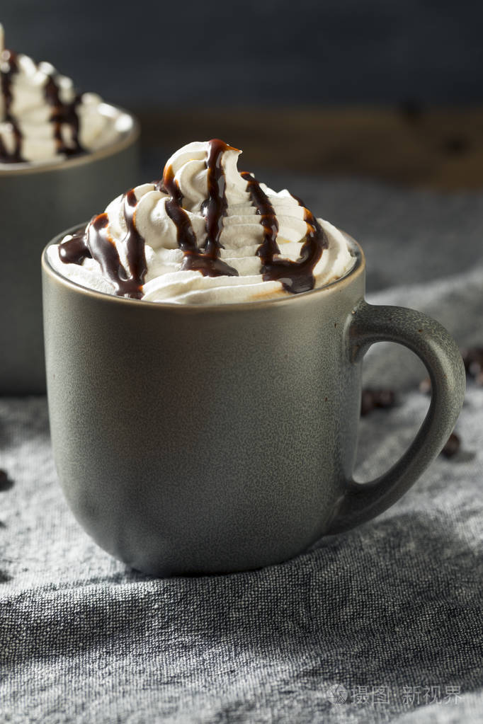 温热的摩卡冰咖啡加鲜奶油