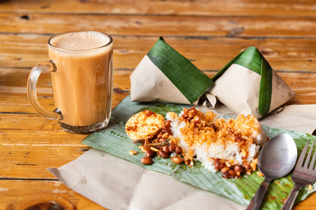 简单的香蕉叶 nasi 狐猴和关税早餐, 在马来西亚受欢迎的早餐