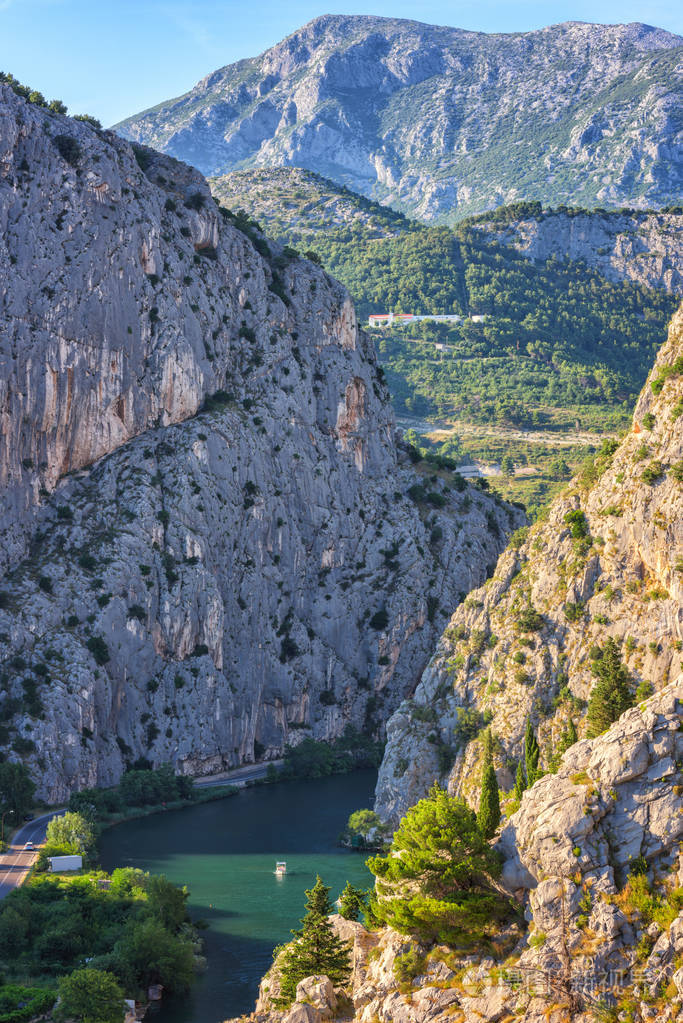 塞蒂纳河峡谷在岩石迪纳拉山, 奥米斯。从米拉贝拉 佩奥维卡 堡垒, 达尔马蒂亚, 克罗地亚的顶部视图, 垂直图像