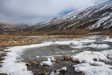 雪片旁边的雪冰融化的山景观在零点, 雾和雾天气天时间, 锡金, 北印度