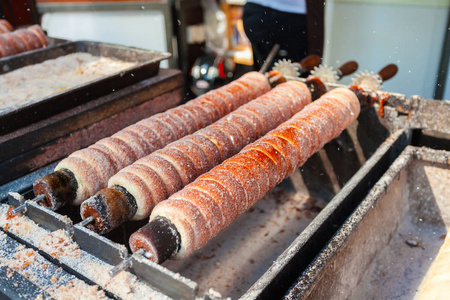 在捷克共和国布拉格街头市场上 Trdelnik 面包店