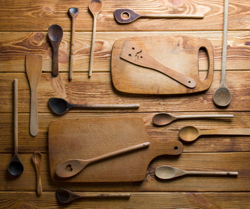 木制厨房配件在木头。切割板和木勺