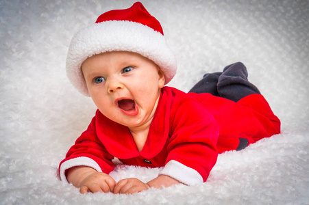 圣诞老人服装打呵欠可爱刚出生的婴儿