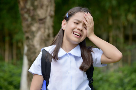 焦虑可爱的多样化的学校女孩与书籍