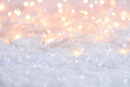 雪花在雪上的圣诞灯。圣诞节节日背景