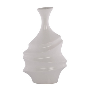 漂亮的陶瓷花瓶，在白色背景上