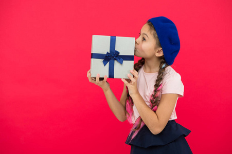 戴贝雷帽的小孩小女孩拿着礼品盒.孩子们为拆包礼物而兴奋.