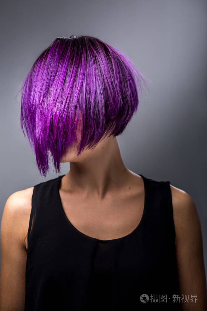 紫色的短发型