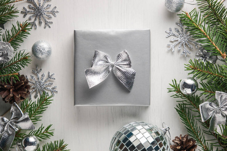 用银纸包裹的圣诞礼物, 用闪亮的弓装饰