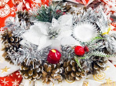 圣诞花环的锥和冷杉树枝与一个小的装饰立场。美丽的圣诞卡