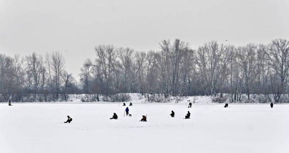 景观渔夫在冬天钓鱼远的看法