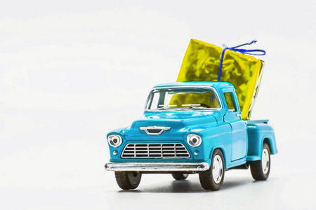 孤立的黄色礼品盒蓝色复古车卡车