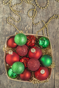 圣诞球红色，金，绿色，珠躺在木篮 t