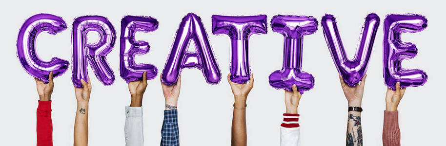 紫色字母氦气球形成文本创意
