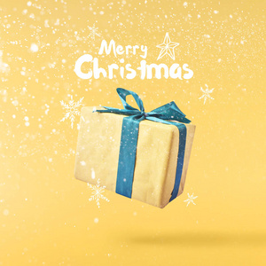 圣诞节的概念。创意圣诞构想由落在空气礼品盒在黄色背景。最小的概念