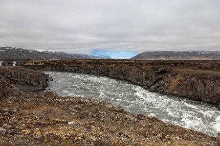 水的 Godafoss 瀑布冰岛的石质岩石沙漠风景美丽的地方。定了调子