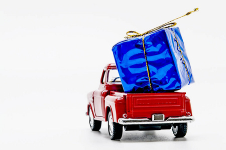 一个孤立的蓝色礼品盒红色复古车卡车