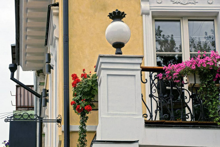 白色圆灯笼在墙上的阳台与花盆和窗户