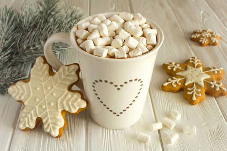 热巧克力与棉花糖和圣诞节构成在白色木背景