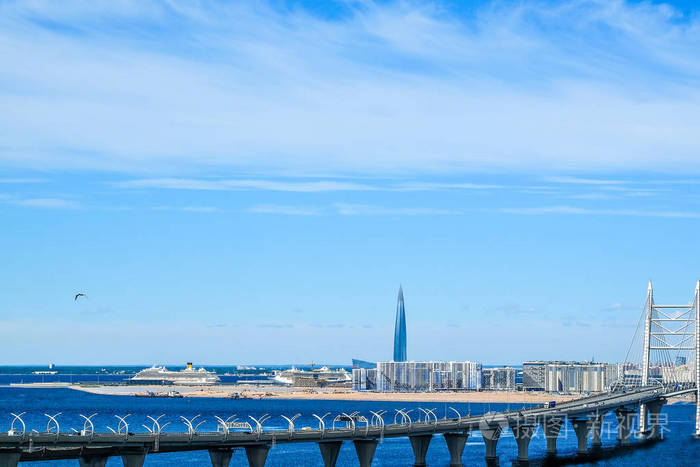 现代桥梁。西方高速直径的背景是大海和蓝天。现代城市建筑