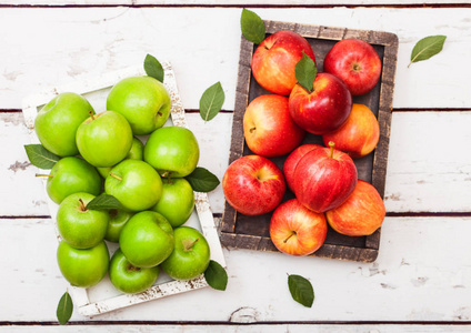 健康有机红色和绿色苹果在复古箱子在木头背景
