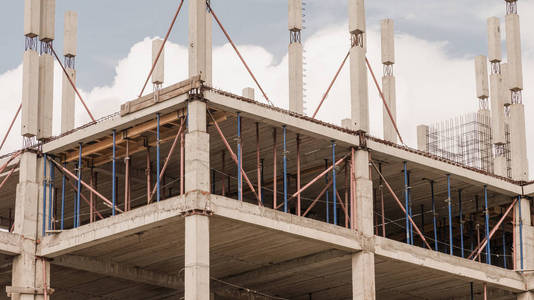 废弃施工现场混凝土框架结构照片