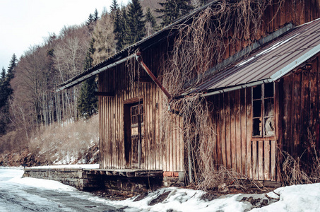 历史村庄的木古木材, 农村细节废弃老房子的象征