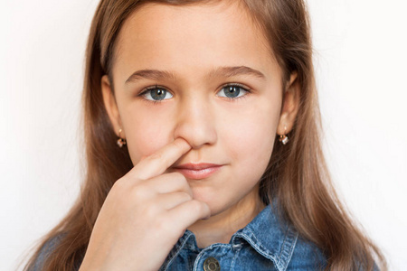 抠鼻子的女孩照片