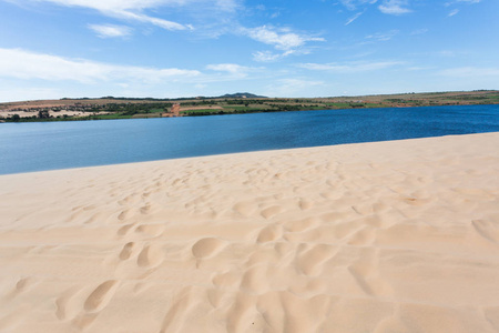 白色的沙丘沙漠和 Mui Ne，越南在湖上的足迹