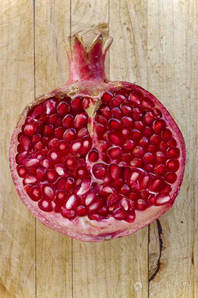 在木桌上打开石榴果健康的食物水平
