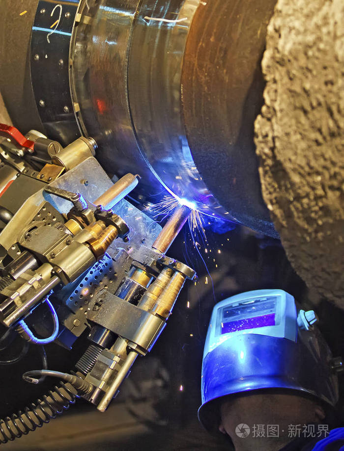 对接焊接的水下管道,使用自动设备.焊接管道的移动系统.