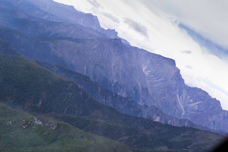 从直升机的驾驶舱的俄罗斯联邦布里亚特共和国 Tunkinsky 国家公园的山的看法。这条山脉的名称