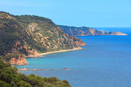 夏季海岩石海景西班牙。