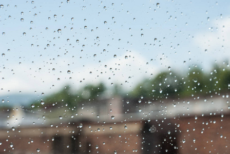 有工业建筑和烟囱的窗玻璃雨点