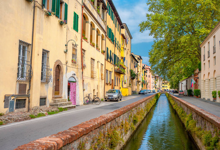 卢卡一条舒适的意大利街道的街道全景。意大利。欧洲