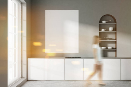 走在现代厨房与灰色的墙壁, 水泥地板, 拱形柜子, 白色的台面与建立在炊具和垂直模拟海报的墙上。色调图像模糊