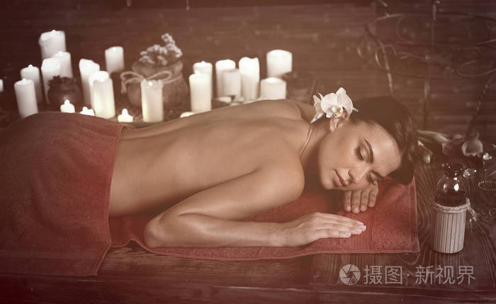 按摩 spa 沙龙的女人。排场室内东方疗法