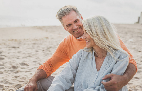 幸福的老夫妇在海滩上度过。关于爱情资历和人的概念