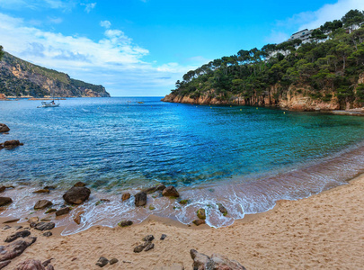 夏季海岩石海景西班牙。