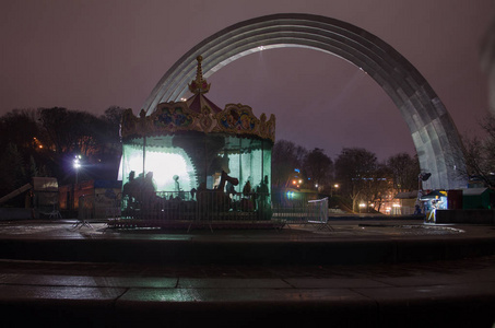基辅市历史名胜人民友谊拱门雾中的旋转木马