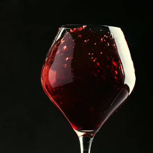 红酒, 溅在玻璃里, 干赤霞珠, 黑暗的背景, 在运动图像中散焦, 景深浅
