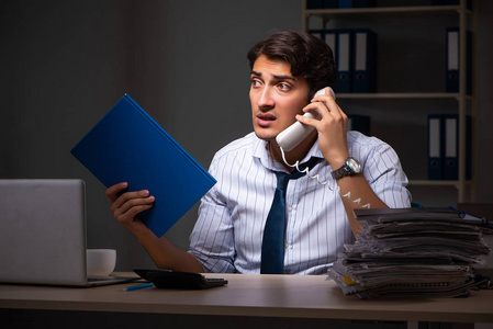 年轻的财务经理工作深夜在办公室照片