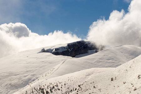 有雪和蓝天的风景