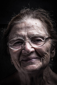 一名戴着眼镜的老年妇女的肖像