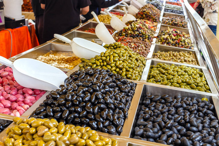 各种腌制橄榄在市场窗口中出售。地中海美食, 饮食健康食品。浅景深