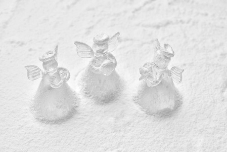 水晶天使在雪地里的圣诞装饰