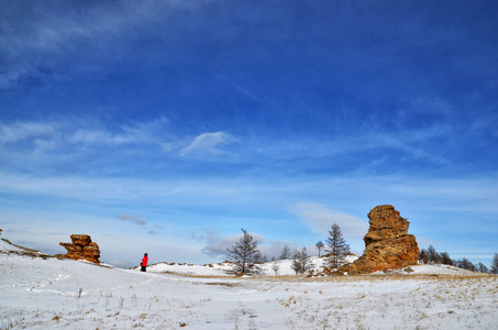 冬山雪谷景观。明亮的高太阳以上冬季雪山山谷全景。西伯利亚景观