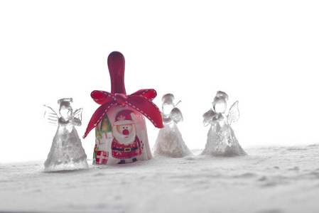 水晶天使圣诞装饰和贝尔与圣诞老人在雪地上白色孤立