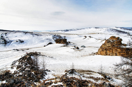 冬山雪谷景观。明亮的高太阳以上冬季雪山山谷全景。西伯利亚景观